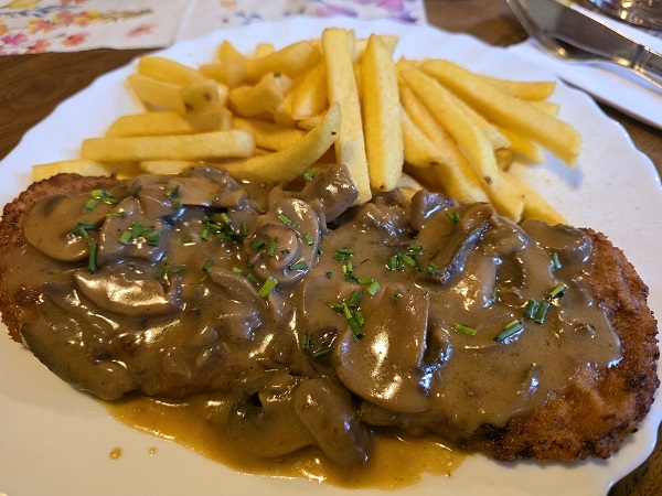 Jägerschnitzel mit Pommes frites
