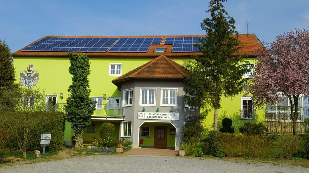 Das Gasthaus mit Erker und blühendem Baum im Frühjahr