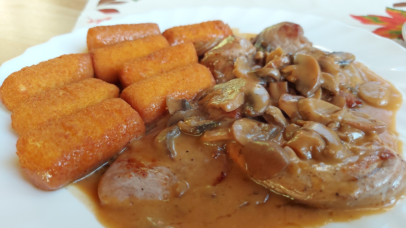 Medaillons mit Kroketten und Champignonrahmsoße
