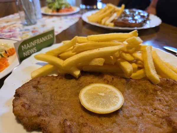 Schnitzel Wiener Art mit Zitrone und Pommes frites