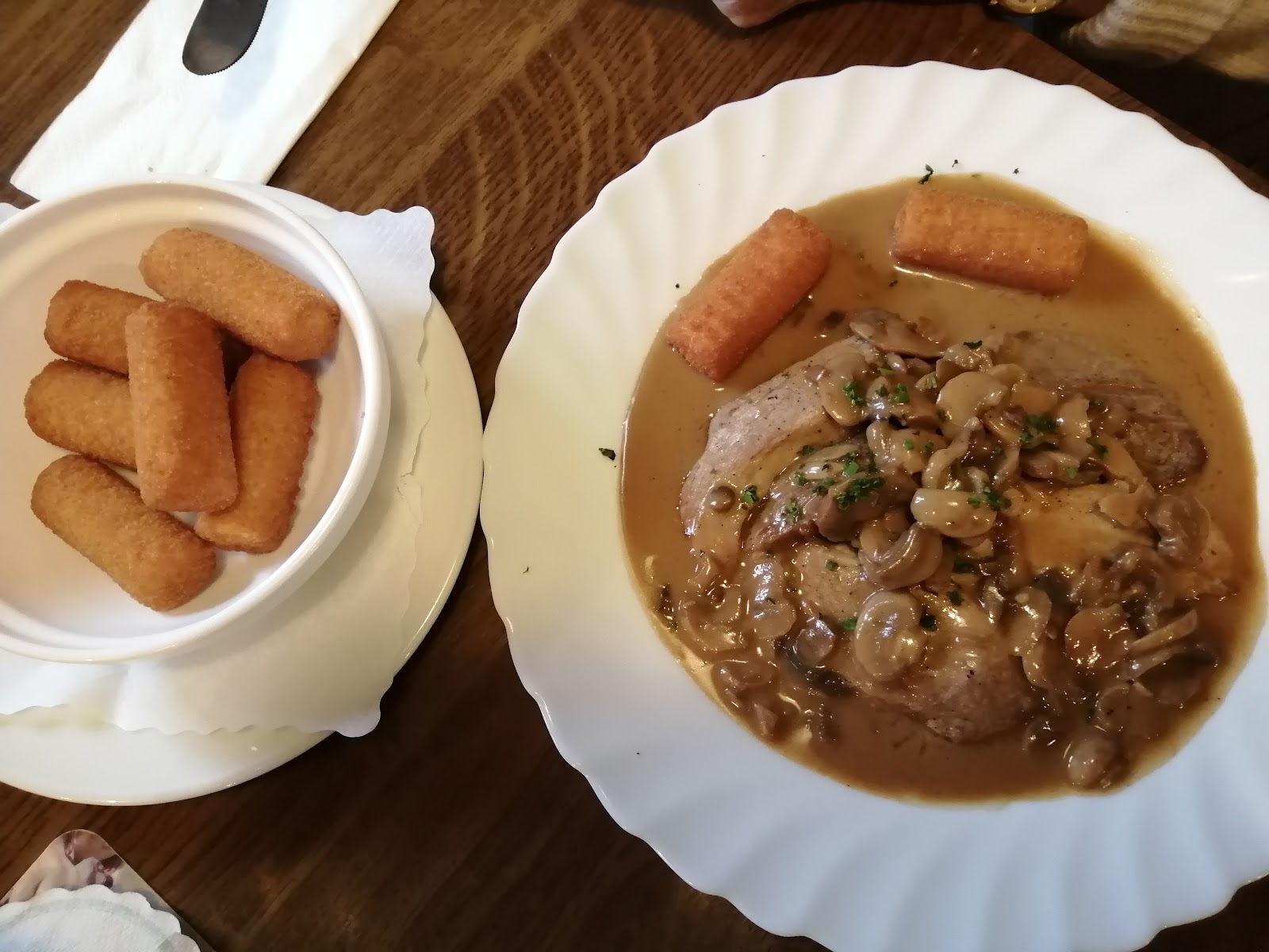 Medaillons mit Kroketten in einer Extraschale