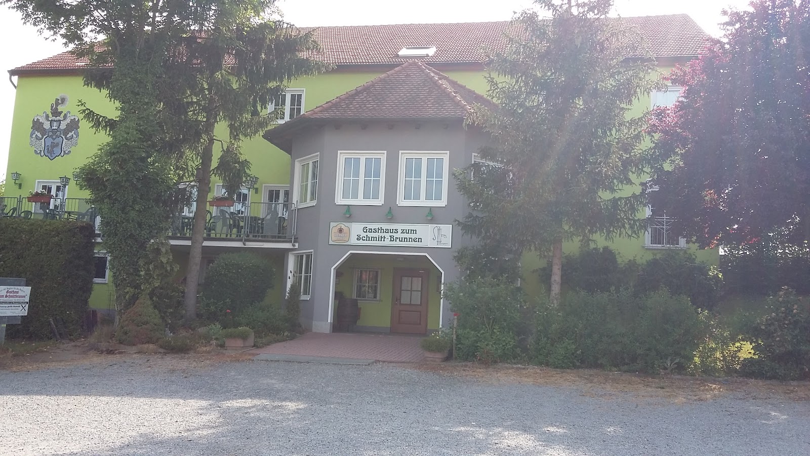 Das Gasthaus von der Straße aus gesehen