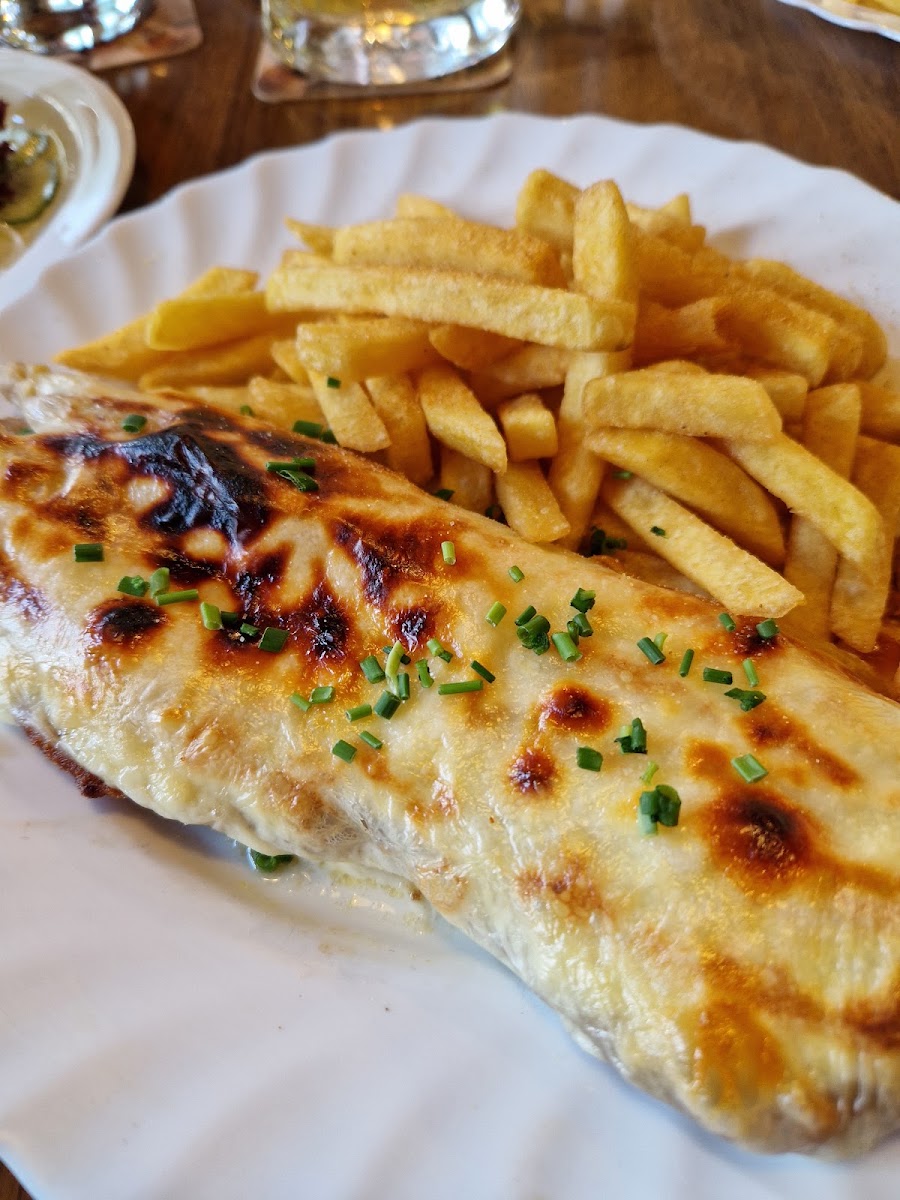 Überbackenes Fischfilet mit Pommes frites
