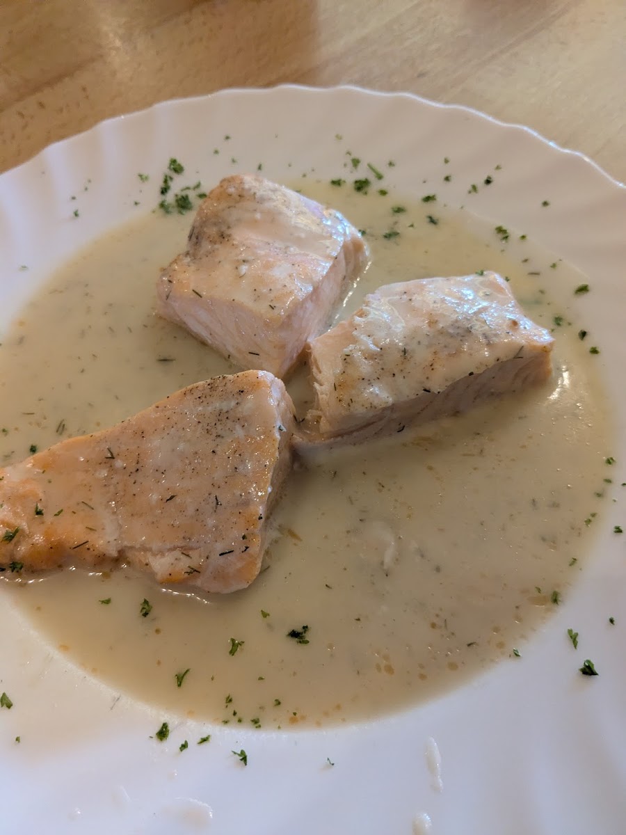 Lachs in heller Soße