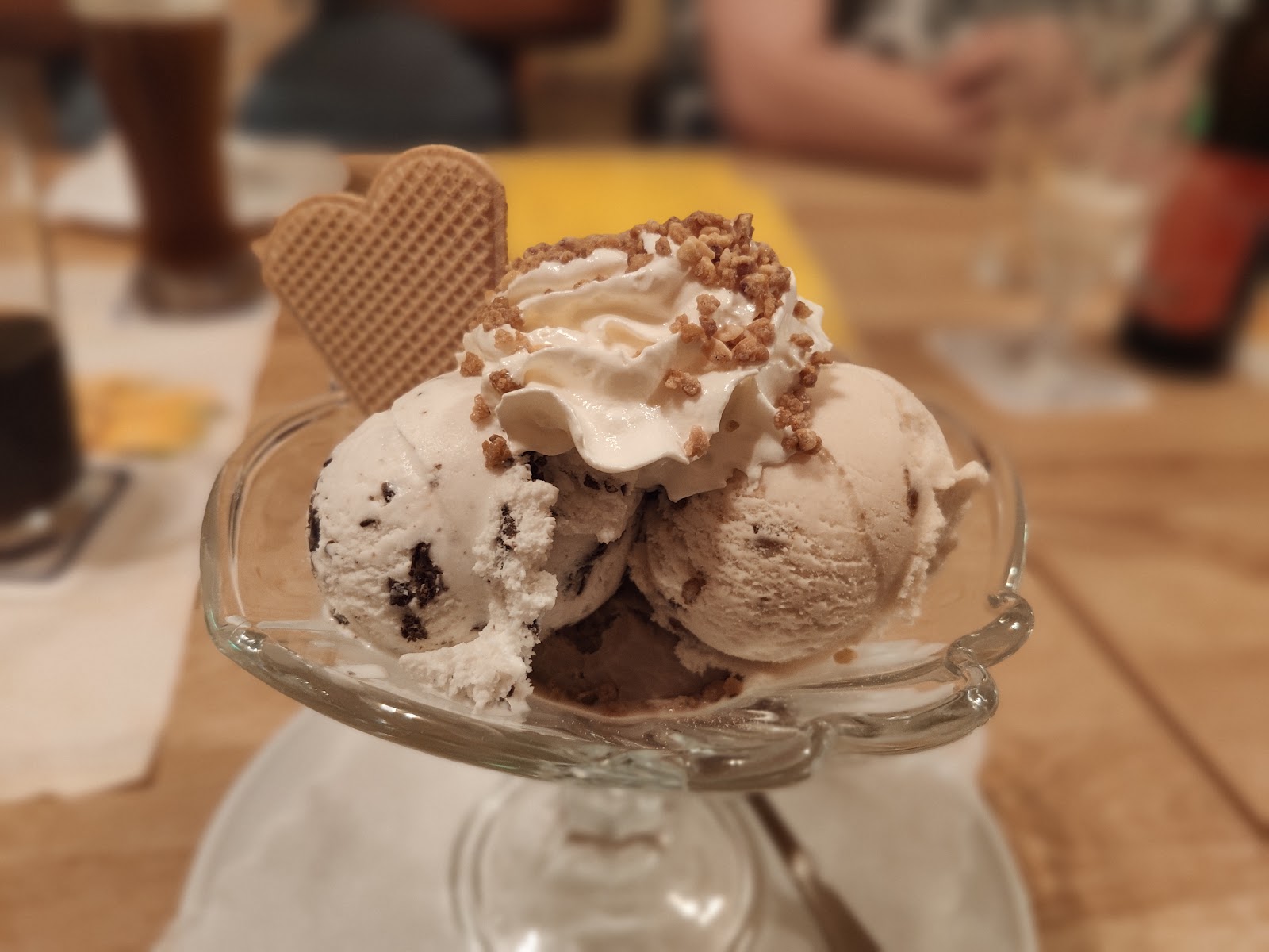 Eisbecher mit Sahne und Waffel