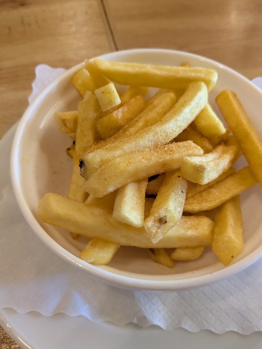 Schälchen mit Pommes frites