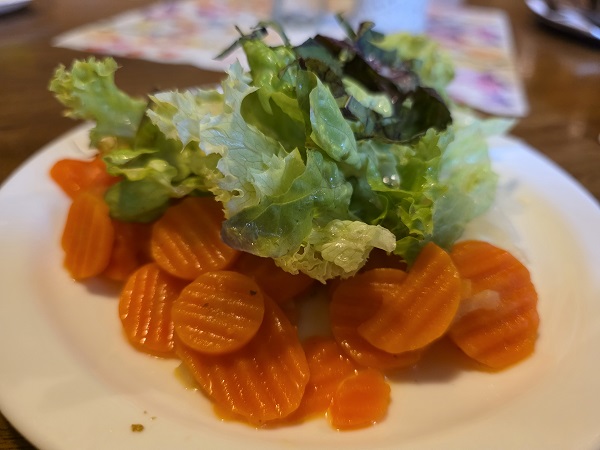 Salatbeilage mit Karotten