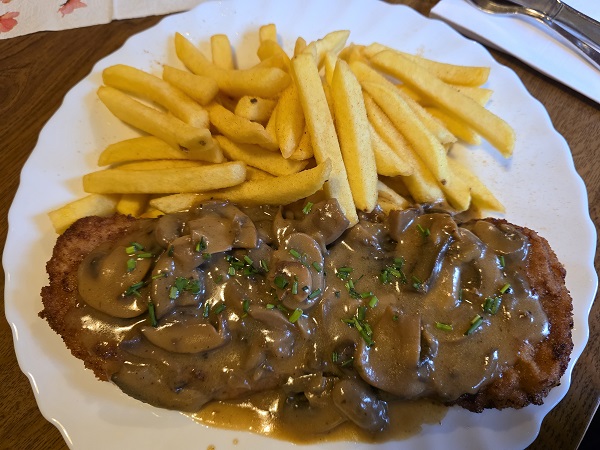 Jägerschnitzel von oben fotografiert