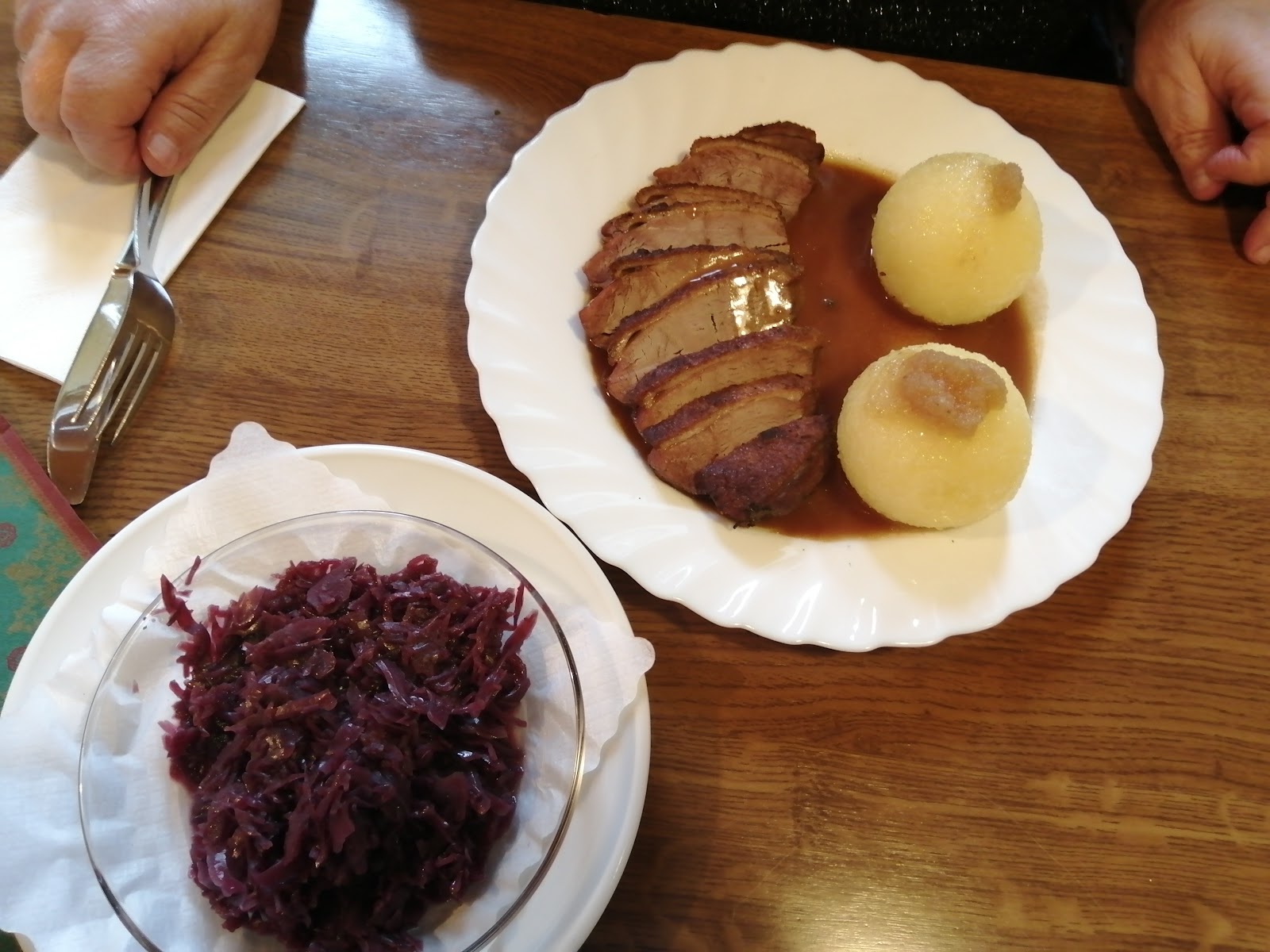 Braten mit Klößen und Blaukraut