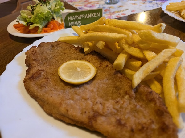 Grosses Schnitzel mit Pommes frites und Salat