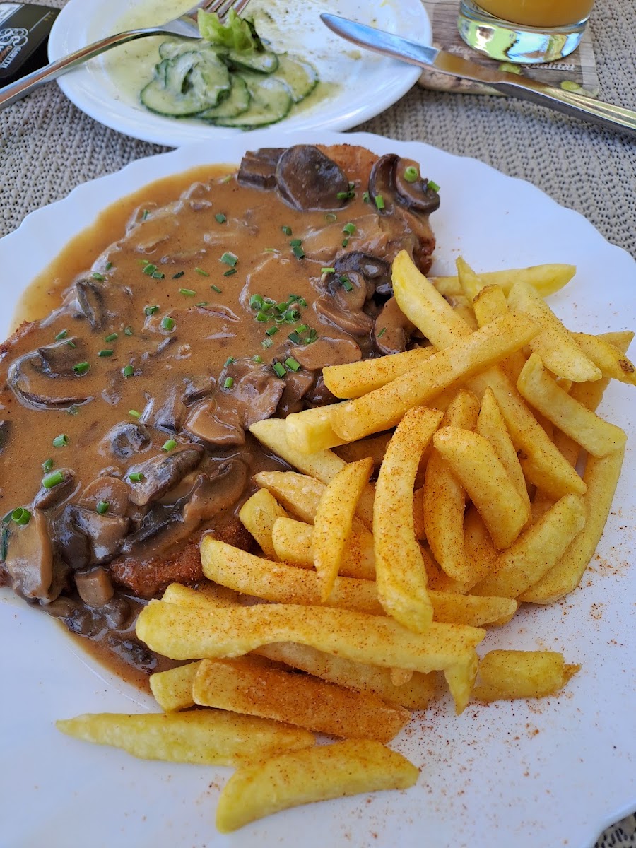 Rahmschnitzel mit Pommes und Gurkensalat