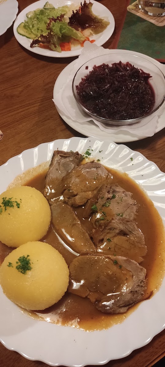 Sauerbraten mit Klößen und Blaukraut